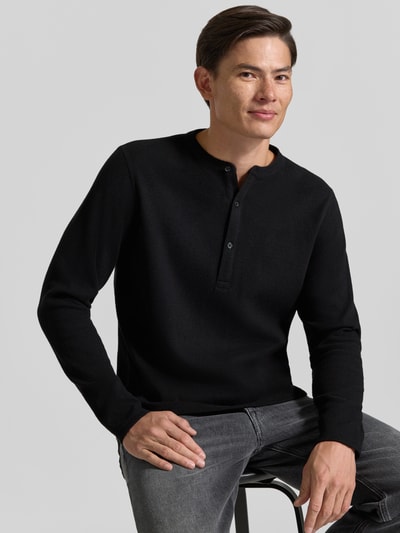 Männermodel trägt Regular Fit Sweatshirt mit Baumwoll-Anteil Modell 'MALIOR' von DRYKORN in Schwarz, Material-Mix, Nahaufnahme Oberkörper.