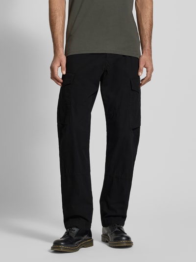 Männermodel trägt schwarze Straight Fit Cargohose mit Gesäßtaschen von G-Star Raw, reine Baumwolle, Ganzkörperansicht von vorne.