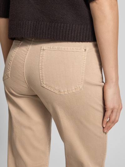Frauenmodel trägt Straight Fit Jeans im 5-Pocket-Design von Raffaello Rossi, beigefarbener elastischer Material-Mix, Detailaufnahme Rückansicht.