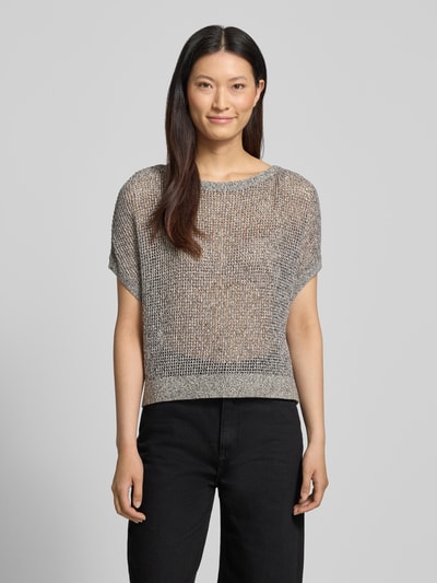 Frauenmodel trägt Relaxed Fit T-Shirt in Strick-Optik von Comma aus Reiner Baumwolle, semitransparent, grau meliert, Kurzärmelig, Ganzkörperansicht von vorne. Rückenlänge bei Größe S: 51 cm.