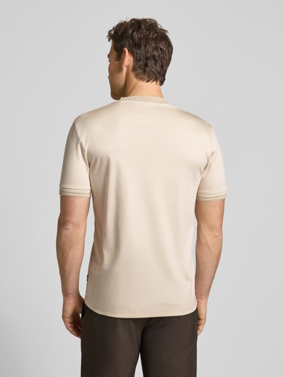 Männermodel trägt Slim Fit T-Shirt aus reiner Baumwolle Modell 'H-TESSLER 238' von BOSS in Beige mit Kontrastnähten, unifarben, Ganzkörperansicht Rückansicht.