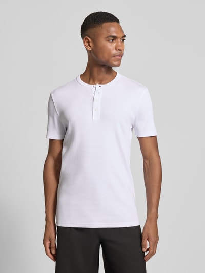 Mannelijk model draagt Regular Fit T-Shirt aus Baumwoll-Mix van JAKE*S STUDIO MEN, wit, korte mouw, Henley-hals, vooraanzicht, cotton-elastaan mix, lengte maat M 69 cm.