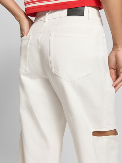 Frauenmodel trägt Barrel Jeans mit seitlichen Cut Outs von Karo Kauer aus Reine Baumwolle, 5-Pocket-Design, cremeweiß, Detailaufnahme Rückansicht.