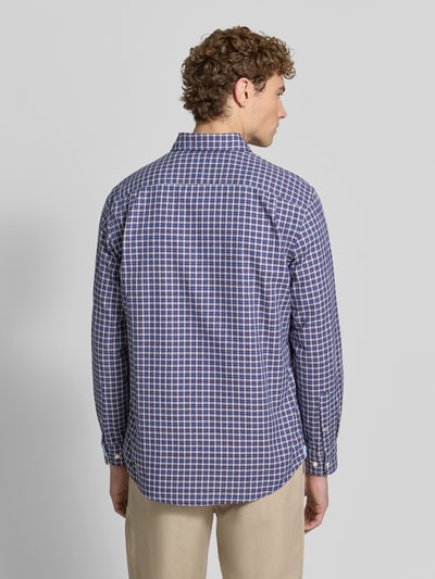 Männermodel trägt Regular Fit Freizeithemd mit Button-Down-Kragen von Christian Berg Men, kariertes Muster in Blau und Weiß, Rückenansicht