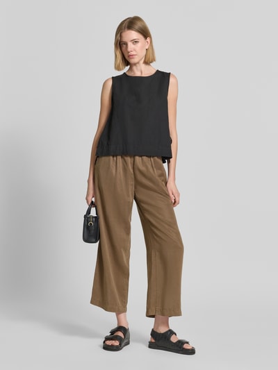 Frauenmodel trägt Regular Fit Culotte aus Lyocell Modell 'MAINE S' von Brax in Optik: Unifarben, Bundabschluss: elastisch mit Tunnelzug, seitliche Eingrifftaschen, Leistentaschen, Material: Lyocell, Farbton Beige, weiche glatte Struktur, Ganzkörperansicht von vorne.