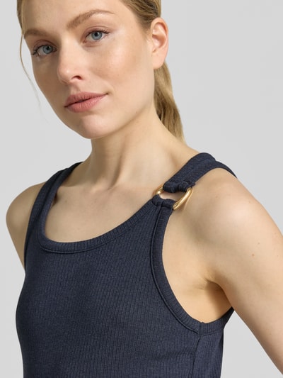 Frauenmodel trägt Regular Fit Tank Top aus Viskose-Mix Modell 'KIKI' von Vero Moda in Unifarbe mit Zier-Applikation, Nahaufnahme Oberkörper.
