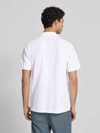 Männermodel trägt Regular Fit Poloshirt mit Label-Stitching von Carhartt Work In Progress, Reine Baumwolle, Polokragen, Knopfleiste, Rückenlänge bei Größe M 73 cm, Ganzkörperansicht Rückansicht