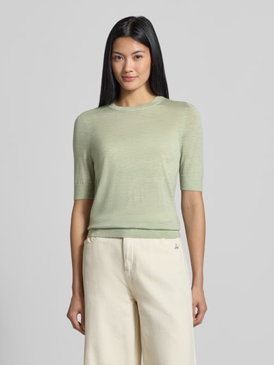 Frauenmodel trägt Regular Fit Pullover aus reiner Schurwolle Modell 'Farbella' von BOSS in zartem Grün, Damen Pullover, Ganzkörperansicht von vorne.