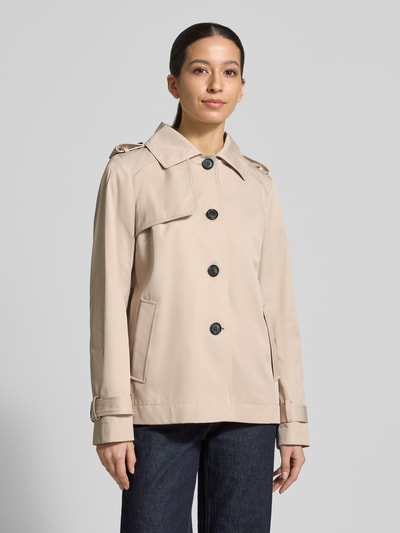 Vrouwenmodel draagt Regular Fit jack met platte kraag van Christian Berg Woman Selection in beige materiaalmix met katoen, steekzakken en knoopsluiting, ruglengte 66 cm, schouderbreedte 36 cm, borstwijdte 53 cm, mouwlengte 62 cm, frontale volledige lichaamsweergave.