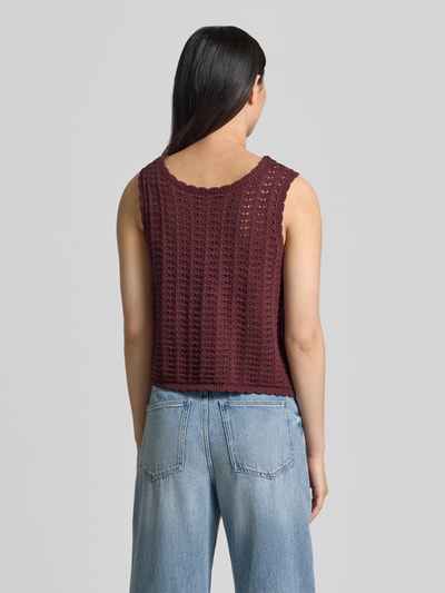 Frauenmodel trägt Strickweste mit Schnürung Modell 'DOSIA' von ICHI aus Reine Baumwolle in Regular-Fit, Rückenlänge 45 cm, Ganzkörperansicht Rückansicht.