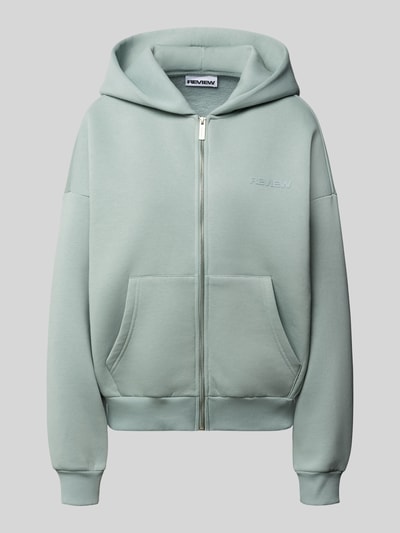 Produktfoto, Sweatjacke mit Logo und Känguru-Tasche von Review in hellem Mintgrün, Baumwoll-Mix, Relaxed Fit, Reißverschluss, Kapuze.