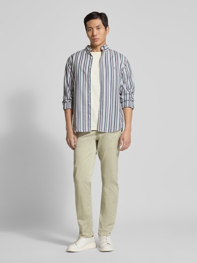 Männermodel trägt Slim Fit Stoffhose mit Lyocell-Anteil Modell 'Cadiz' von Brax in Beige, 5-Pocket-Design, Ganzkörperansicht von vorne. Elastischer Baumwoll-Mix, Knopf- und Reißverschluss, Bundweite 107 cm, Innenbeinlänge 81 cm.