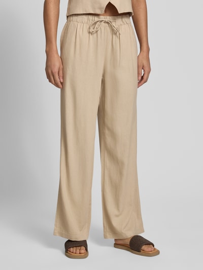 Frauenmodel trägt Wide Leg Leinenhose mit elastischem Bund Modell 'GOA' von Only, Optik: Unifarben, Viskose-Leinen-Mix, seitliche Eingrifftaschen, Tunnelzug, Ganzkörperansicht von vorne.