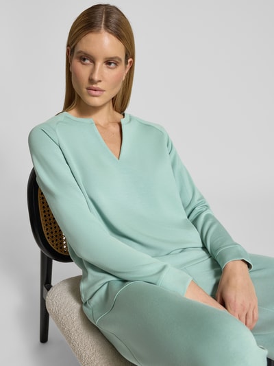 Vrouwenmodel draagt Relaxed Fit Sweatshirt met stretch van Christian Berg Woman, elastische materiaalmix met modal, v-hals, lange mouwen, mintgroen, nahaufnahme bovenlichaam