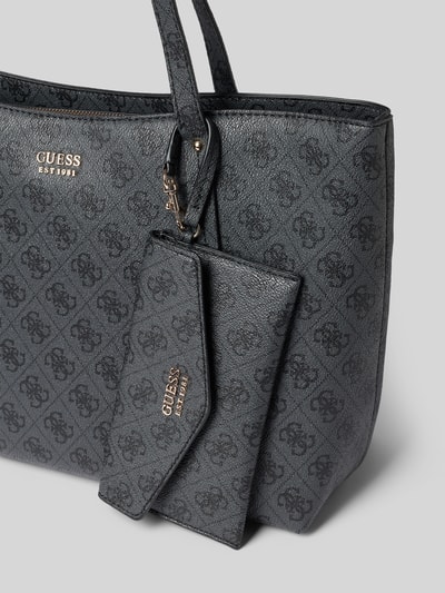 Produktfoto, Shopper im Set mit Kosmetiktasche und Portemonnaie von GUESS, dunkelgraues Allover-Logo-Muster, Label-Details in metallic, strukturierte Oberfläche