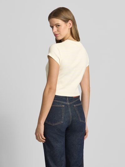 Modelka kobieca nosi Cropped T-Shirt mit Streifenmuster und Logo od Calvin Klein Jeans, bawełna z elastanem, beżowe paski, widok całej sylwetki z tyłu