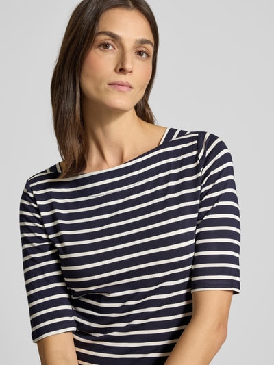 Frauenmodel trägt T-Shirt mit U-Boot-Ausschnitt von Comma, Viskose-Mix, Streifenmuster, körpernaher Schnitt, 1/2 Arm, Nahaufnahme Oberkörper.