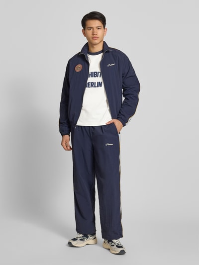 Männermodel trägt T-Shirt mit Label-Stitching Modell 'Rush' von PROHIBITED aus reiner Baumwolle im Regular Fit, Ganzkörperansicht von vorne.