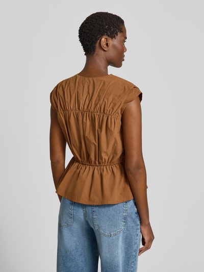 Frauenmodel trägt Blusentop mit V-Ausschnitt und Schnürung von Jake*s Casual aus Reine Baumwolle, Taillierter Schnitt, Rückenlänge 54 cm, Ganzkörperansicht Rückansicht