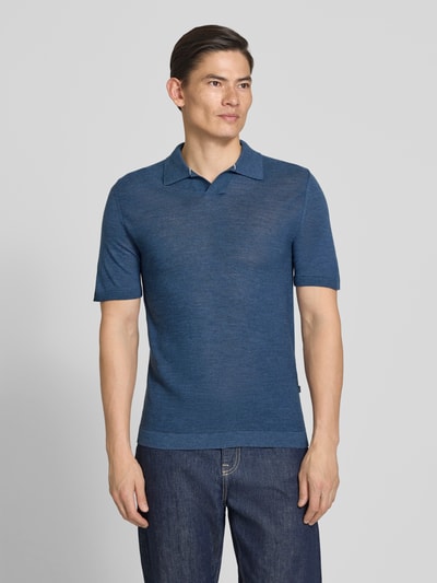 Mannelijk model draagt Slim Fit Poloshirt uit scheerwol met structuurpatroon van MAERZ Muenchen, blauw, v-hals, rechte zoom, vooraanzicht bovenlichaam