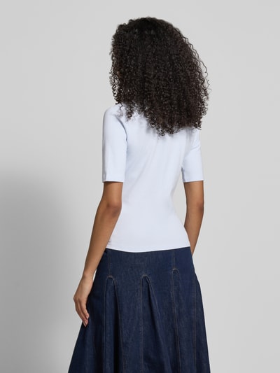 Kobiece modelka nosi T-shirt mit V-Ausschnitt od Christian Berg Woman, mieszanka bawełny i elastanu, krój regular fit, rękaw o dł. 1/2, długość tyłu w rozmiarze S 55 cm, widok całej sylwetki od tyłu