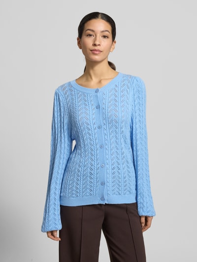 Frauenmodel trägt Strickjacke mit gerippten Abschlüssen Modell 'Clarry' von FREE/QUENT, hellblau, strukturierte Oberfläche, Regular Fit, Ganzkörperansicht von vorne.