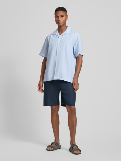 Männermodel trägt Relaxed Fit Freizeithemd aus Leinen-Baumwoll-Mix Modell 'RLXCLAY' von HUGO, Optik: Unifarben, Ganzkörperansicht von vorne