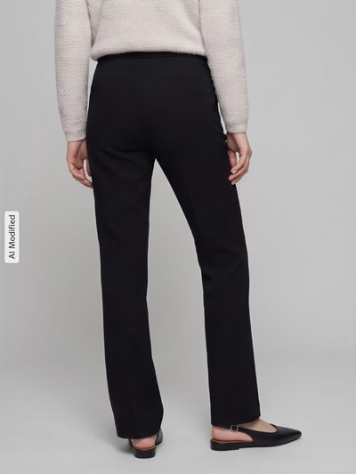 Frauenmodel trägt schwarze Regular Fit Gerade Hose aus Viskose-Mix Modell 'Editta' von Stehmann, Damen Gerade Hose, Ganzkörperansicht Rückansicht, KI-modifiziertes Bild.