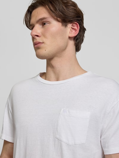 Männermodel trägt T-Shirt aus Baumwoll-Leinen-Mix mit Brusttasche von Superdry in Weiß, Regular-Fit, Rundhalsausschnitt, Nahaufnahme Oberkörper, Herren T-Shirt, Rückenlänge bei Größe M: 66 cm.