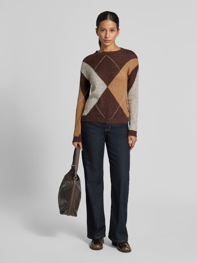 Modelka kobieca nosi Pullover aus Wolle Alpaka-Mix von S. OLIVER BLACK LABEL, wielokolorowy, dzianinowa faktura, wzór argyle, długi rękaw, okrągły dekolt, widok całej sylwetki z przodu.