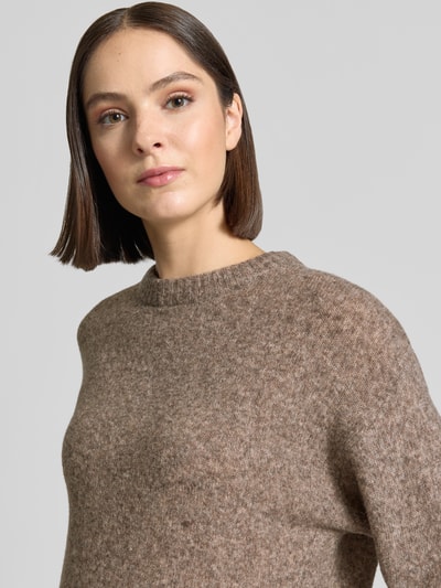 Frauenmodel trägt Relaxed Fit Strickpullover aus Woll-Mix mit Alpaka-Anteil von FREE/QUENT, meliert braun, Nahaufnahme Oberkörper. Damen Strickpullover, Rundhalsausschnitt, gerippte Abschlüsse, Rückenlänge 58 cm, Ärmellänge 56 cm.