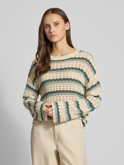 Frauenmodel trägt Regular Fit Strickpullover aus Baumwoll-Mix Modell 'ASA' von Only, mehrfarbig gestreift im Lochstrick, Nahaufnahme Oberkörper.