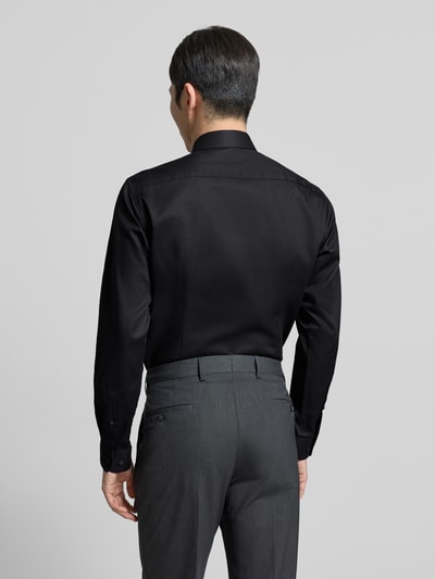 Męski model nosi Regular Fit Business Hemd aus Baumwolle mit Kentkragen von Jake*s, czarna bawełna, krój regular fit, zapięcie na guziki, widok całej sylwetki z tyłu, długość tyłu w rozmiarze 39/40: 70 cm, szerokość w rozmiarze 39/40: 47 cm, długość rękawa w rozmiarze 39/40: 64 cm