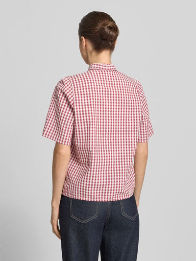 Vrouwenmodel draagt strikblouse met knoopsluiting van Jake*s Casual, recht model, strikkraag, 1/2-mouwen, ruglengte 60 cm, mouwlengte 24 cm, achteraanzicht van het hele lichaam.