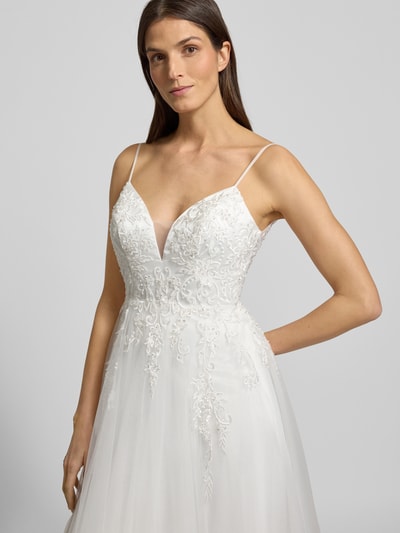 Frauenmodel trägt Brautkleid mit Details aus Spitze von LUXUAR FASHION, Unifarbenes-Design, taillierter Schnitt, Ziersteinbesatz, Nahaufnahme Oberkörper.