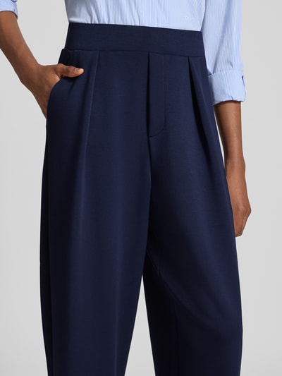 Kobiece model prezentuje Barrel Fit Sweatpants aus Modal-Mix od Rich & Royal, mieszanka modalu z dodatkiem streczu, kanty, elastyczny pas, spodnie dresowe, widok z przodu, zbliżenie na górną część.