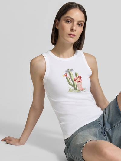 Frauenmodel trägt Tanktop mit Motiv-Print und Ziersteinbesatz von Marc Cain, weiß, Slim-Fit, Baumwoll-Elasthan-Mix, Motiv in Pastellfarben, Rundhalsausschnitt, Rückenlänge bei Größe 36: 55 cm, Ganzkörperansicht von vorne.