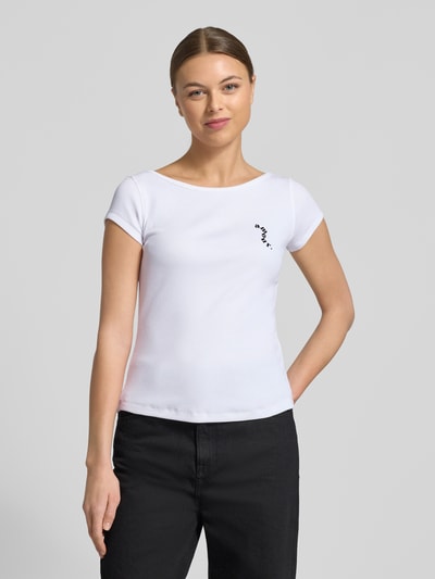 Frauenmodel trägt Slim Fit T-Shirt aus Baumwoll-Mix Modell 'C_Etine' von BOSS Orange, weiß, unifarben, Motiv-Print, Feinripp, Nahaufnahme Oberkörper.