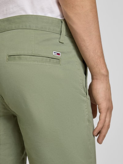 Tommy Jeans Slim Fit Chinoshorts aus Baumwoll-Mix Modell 'SCANTON' Oliv 3