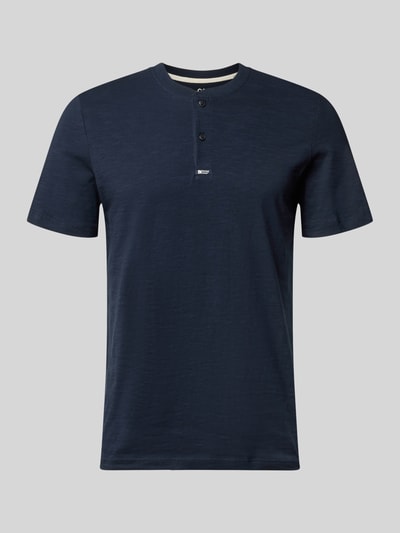 Produktfoto, Regular Fit T-Shirt aus reiner Baumwolle von s.Oliver RED LABEL in dunklem Uniblau mit Henley-Kragen und Kurzarm, glatte Textur