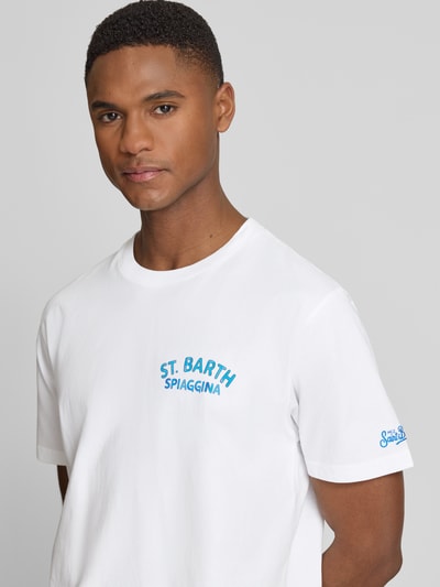Männermodel trägt Herren T-Shirt mit Label-Prints Modell 'PORTLAND' von MC2 Saint Barth aus reiner Baumwolle in Weiß, Nahaufnahme Oberkörper.