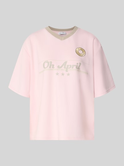 Produktfoto, Trikot mit Label-Print und V-Ausschnitt von OH APRIL in Hellrosa mit beigem Kragen, Relaxed Fit, sichtbares Stitching, Rückenlänge 62 cm