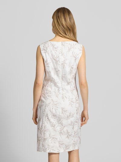 Kobiece modelka nosi Knielanges Etuikleid mit Stitchings od WHITE LABEL w jasnych odcieniach z haftami, prosty krój, długość do kolan, okrągły dekolt, szerokość w rozmiarze 36: 42 cm, długość tyłu w rozmiarze 36: 99 cm, całkowita sylwetka widziana z tyłu.