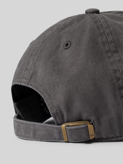 Produktfoto, Basecap aus reiner Baumwolle Modell 'NEYYAN' von '47, klassischer Schnitt, grauer Stoff mit Logo-Stitching, verstellbarer Riegel, eingefasste Luftlöcher, feine diagonale Webstruktur, Detailansicht.