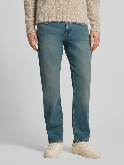 Männermodel trägt Straight Fit Jeans aus Baumwoll-Mix Modell 'CASH' von Pepe Jeans in Denim-Optik mit Kontrastnähten, 5-Pocket-Design, Label-Patch, Nieten und Mid Waist Passform, Ganzkörperansicht von vorne.