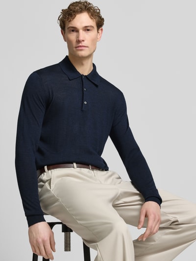 Männermodel trägt Slim Fit Poloshirt aus reiner wol, model 'Eross' van Tiger Of Sweden in donkerblauw, strikstructuur, langemouwen, Nahaufnahme Oberkörper, heren poloshirt, polo kraag, elastische manchetten, achterkantlengte 68 cm, mouwlengte 71 cm.