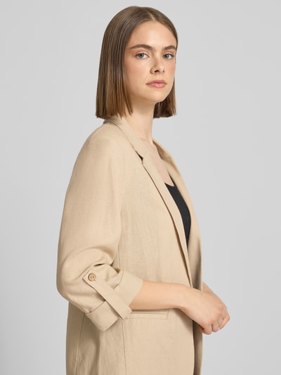 Frauenmodel trägt Relaxed Fit Blazer aus Viskose-Leinen-Mix Modell 'GOA' von Only, unifarben, Leistentaschen, Nahaufnahme Oberkörper.