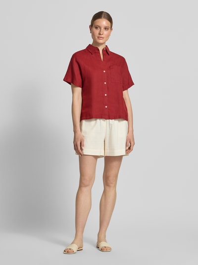Frauenmodel trägt Relaxed Fit Bluse aus reinem Leinen von Marc O'Polo in Uni-Rot, Hemdblusenkragen, kurzarm, Brusttasche, Ganzkörperansicht von vorne
