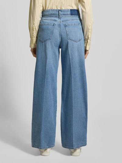 Frauenmodel trägt Wide Leg Jeans mit Bindegürtel von Christian Berg Woman in Hellblau mit Längsnähten und Gesäßtaschen, Ganzkörperansicht Rückansicht.