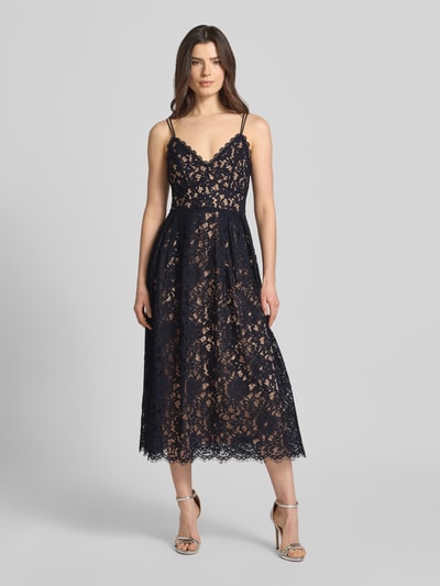 Kobiece modelka nosi knielanges Cocktailkleid mit Spitze und Spaghettiträgern von Jake*s Cocktail, mieszanka bawełny, taliowany fason, długość do kolan, koronka, podwójne cienkie ramiączka, dekolt w serek, zapięcie na haftkę i zamek błyskawiczny z tyłu, nieprzezroczysta halka, długość tyłu w rozmiarze 36: 123 cm, szerokość w rozmiarze 36: 34 cm, granat, kwiatowe wzory, delikatna faktura, całkowity widok z przodu.